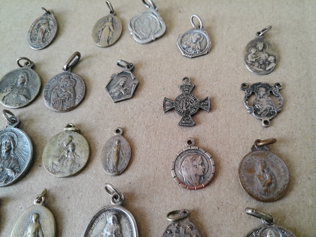 Collectie van 72 antieke en vintage religieuze medaillons - Afbeelding 20