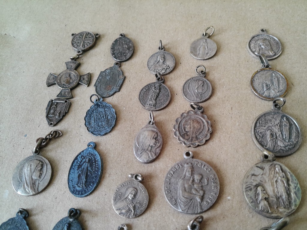 Collectie van 72 antieke en vintage religieuze medaillons - Afbeelding 24