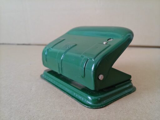 Alternative view of Vintage geëmailleerde perforator Sax 333