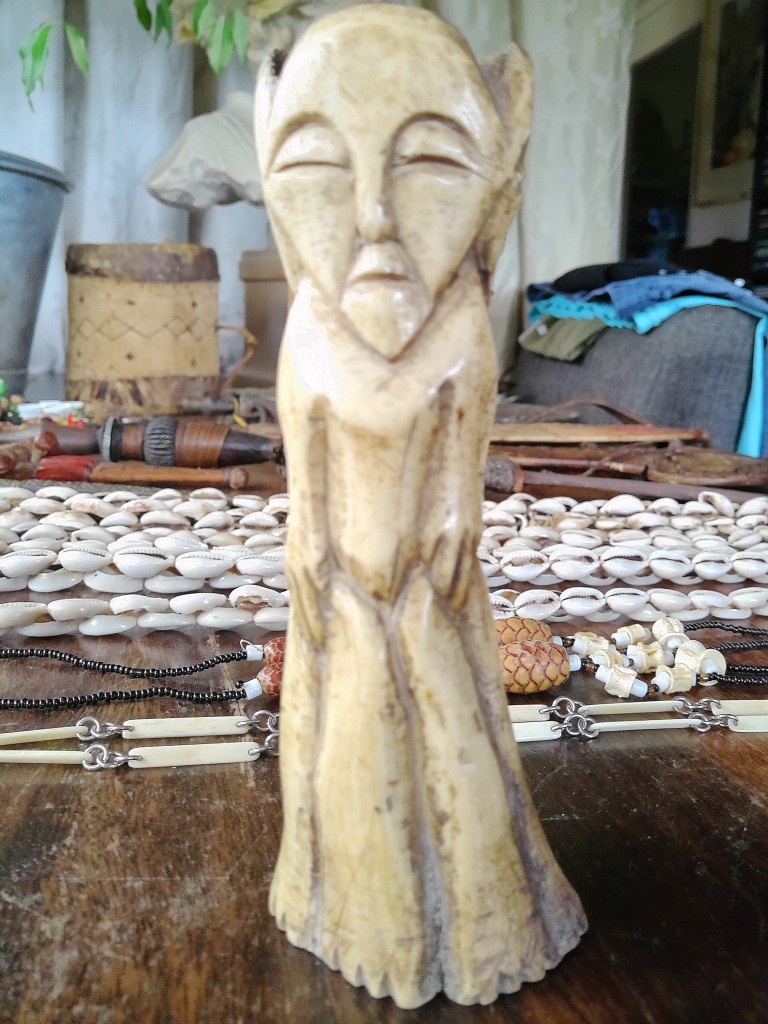 Afrikaans ceremonieel beeld van been driekoppig 16cm - Afbeelding 11