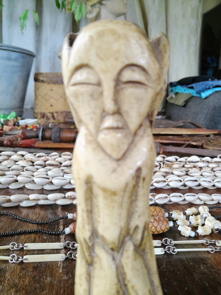 Afrikaans ceremonieel beeld van been driekoppig 16cm - Afbeelding 13