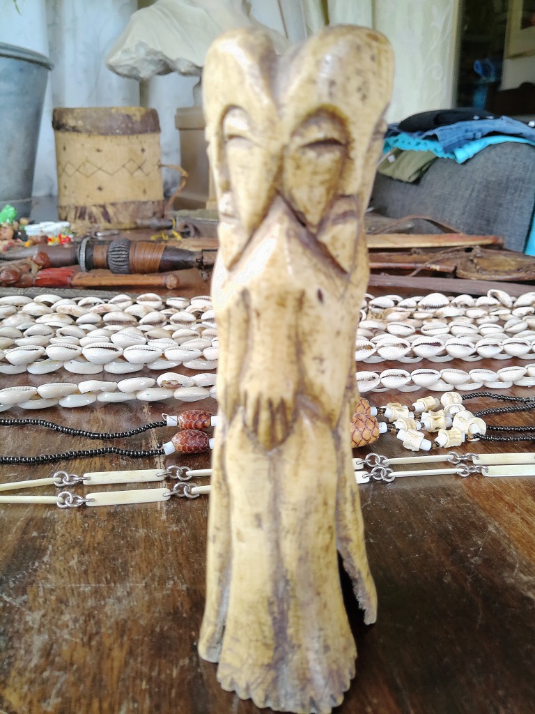 Afrikaans ceremonieel beeld van been driekoppig 16cm - Afbeelding 15