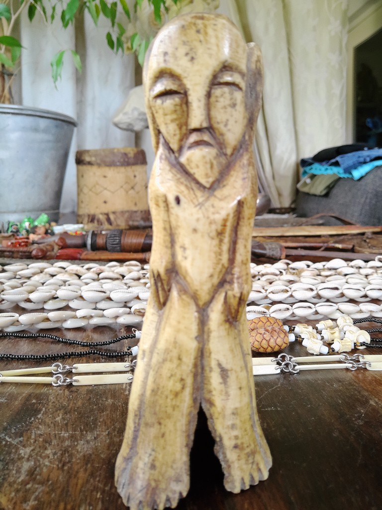 Afrikaans ceremonieel beeld van been driekoppig 16cm - Afbeelding 16