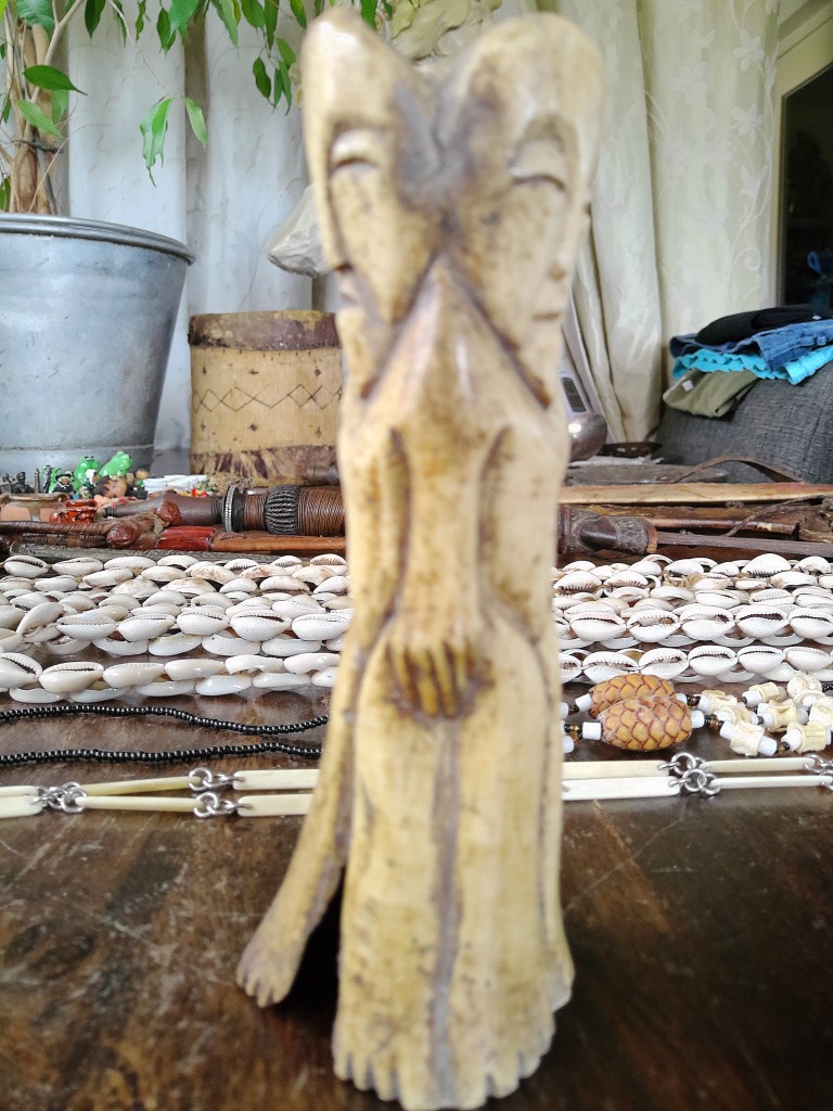 Afrikaans ceremonieel beeld van been driekoppig 16cm - Afbeelding 17