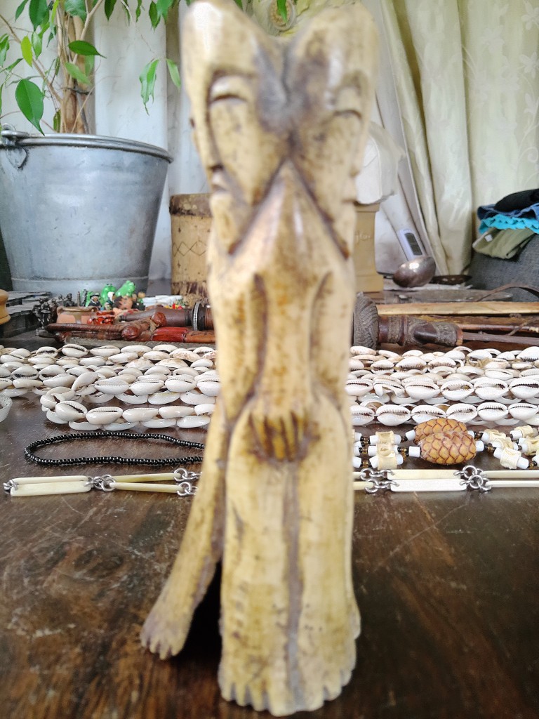 Afrikaans ceremonieel beeld van been driekoppig 16cm - Afbeelding 19