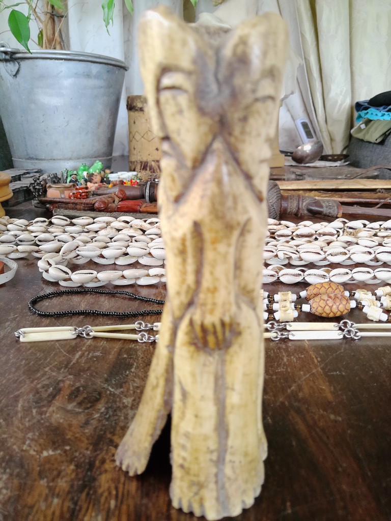 Afrikaans ceremonieel beeld van been driekoppig 16cm - Afbeelding 20