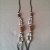 Afrikaanse amulet ketting met dennenappels en bot 34cm