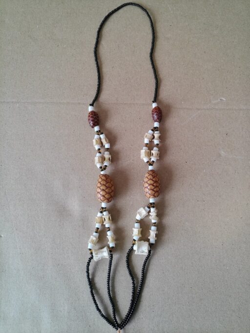 Afrikaanse amulet ketting met dennenappels en bot 34cm