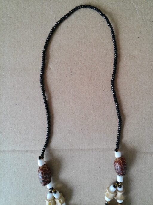 Alternative view of Afrikaanse amulet ketting met dennenappels en bot 34cm