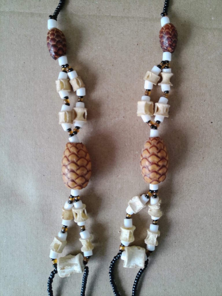 Afrikaanse amulet ketting met dennenappels en bot 34cm - Afbeelding 3