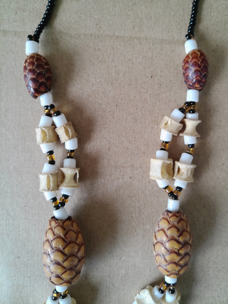 Afrikaanse amulet ketting met dennenappels en bot 34cm - Afbeelding 4