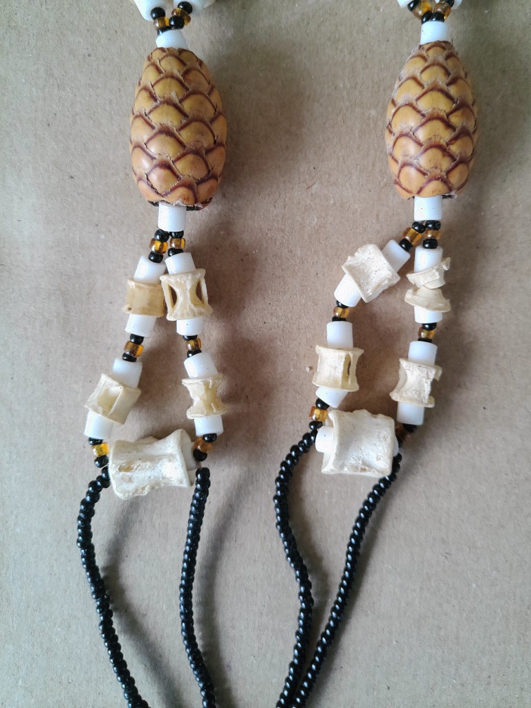 Afrikaanse amulet ketting met dennenappels en bot 34cm - Afbeelding 5