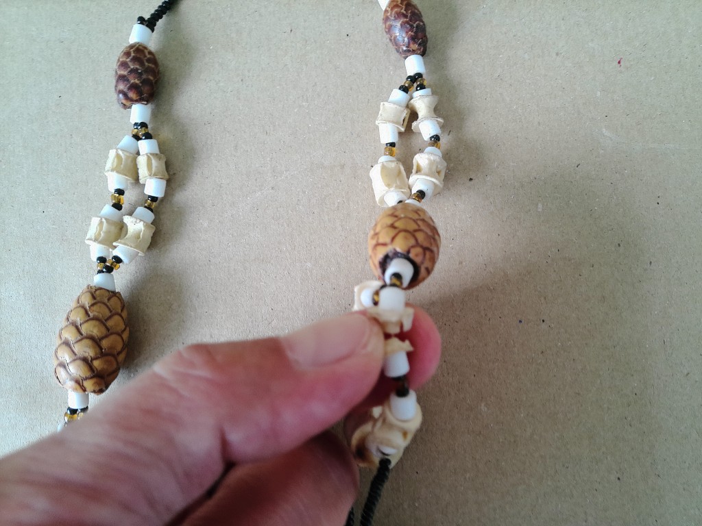 Afrikaanse amulet ketting met dennenappels en bot 34cm - Afbeelding 6