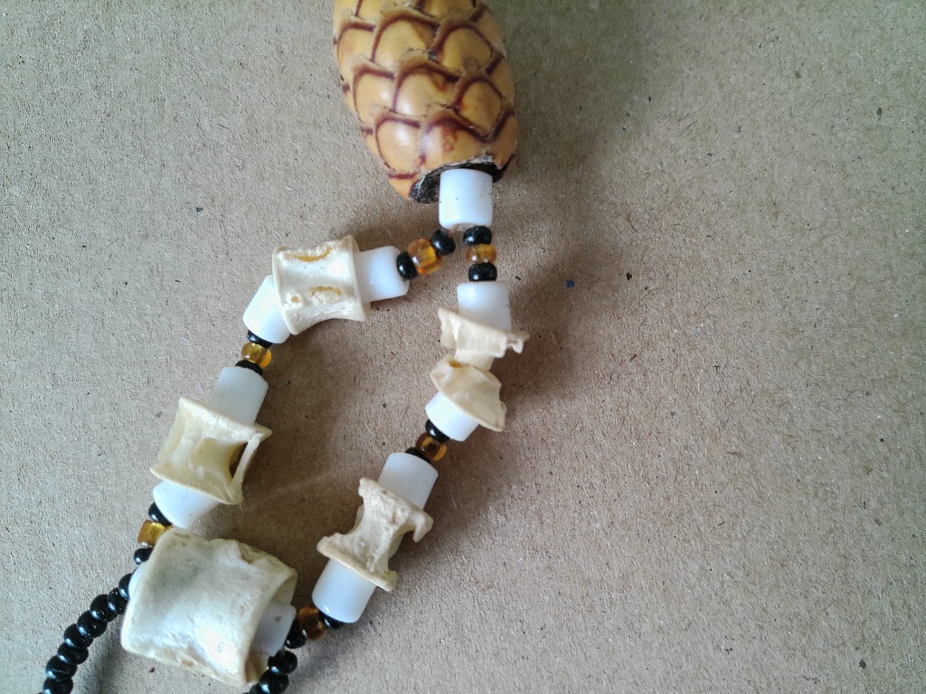 Afrikaanse amulet ketting met dennenappels en bot 34cm - Afbeelding 7