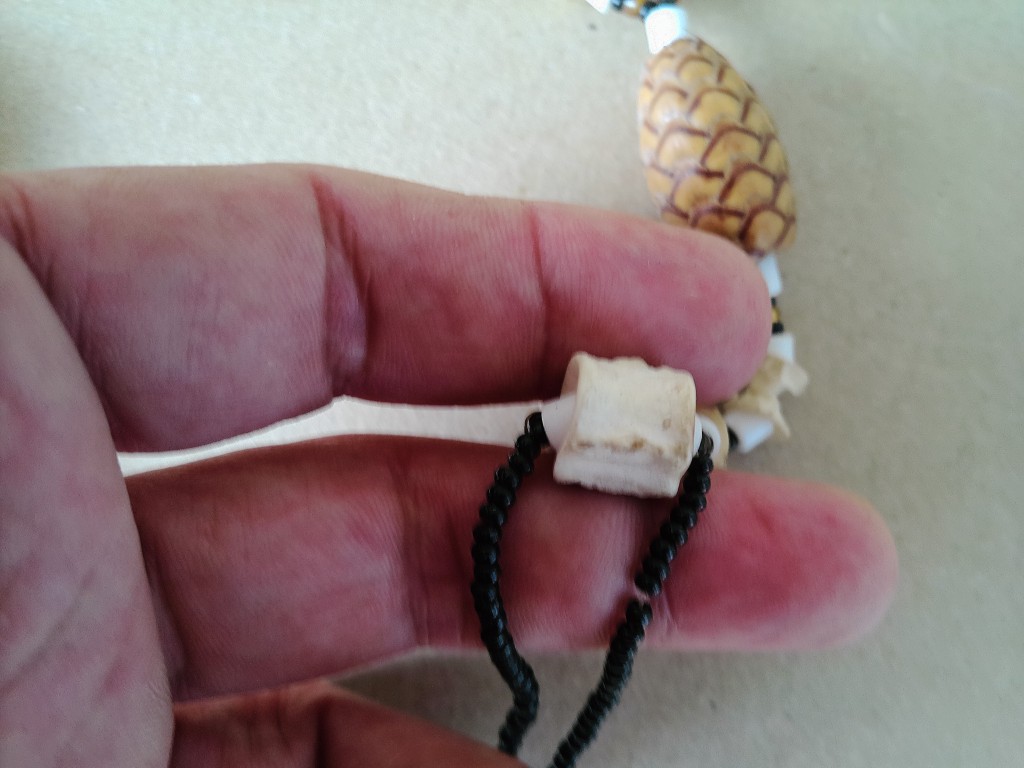 Afrikaanse amulet ketting met dennenappels en bot 34cm - Afbeelding 8