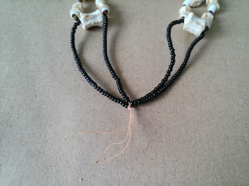 Afrikaanse amulet ketting met dennenappels en bot 34cm - Afbeelding 9
