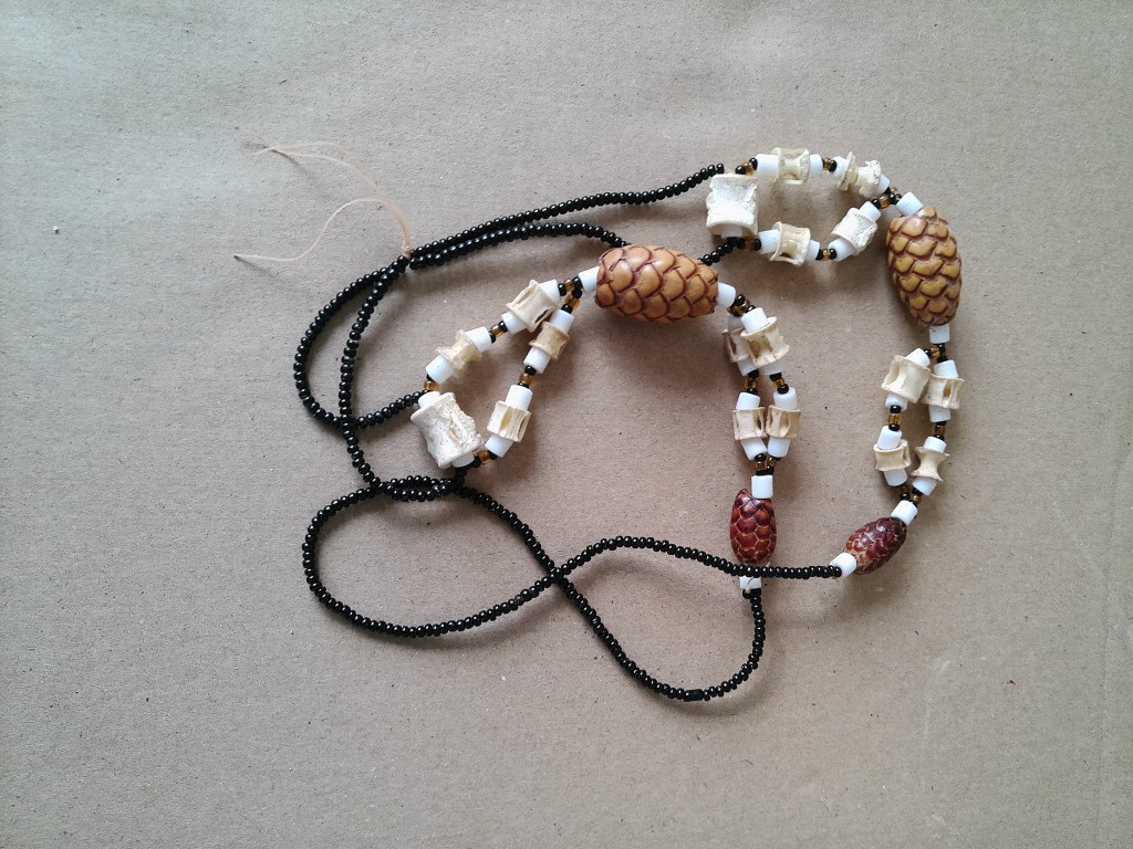 Afrikaanse amulet ketting met dennenappels en bot 34cm - Afbeelding 10