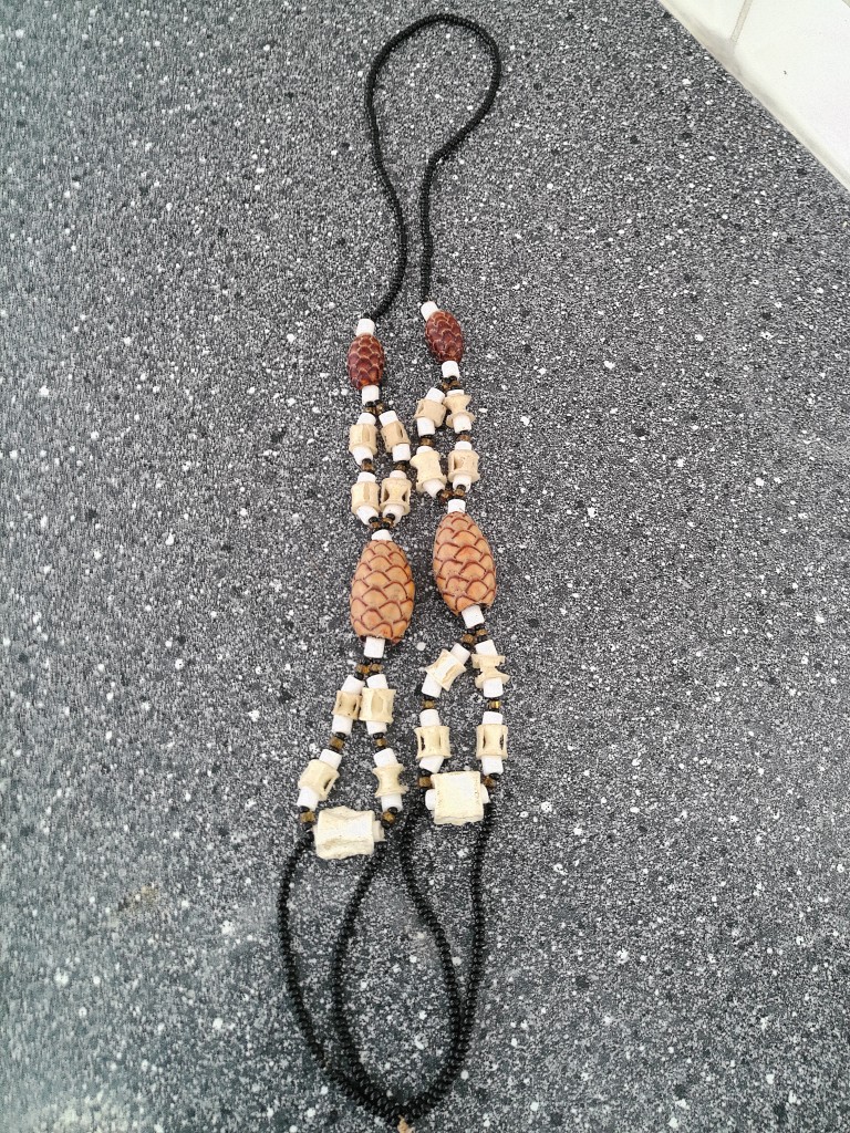 Afrikaanse amulet ketting met dennenappels en bot 34cm - Afbeelding 11