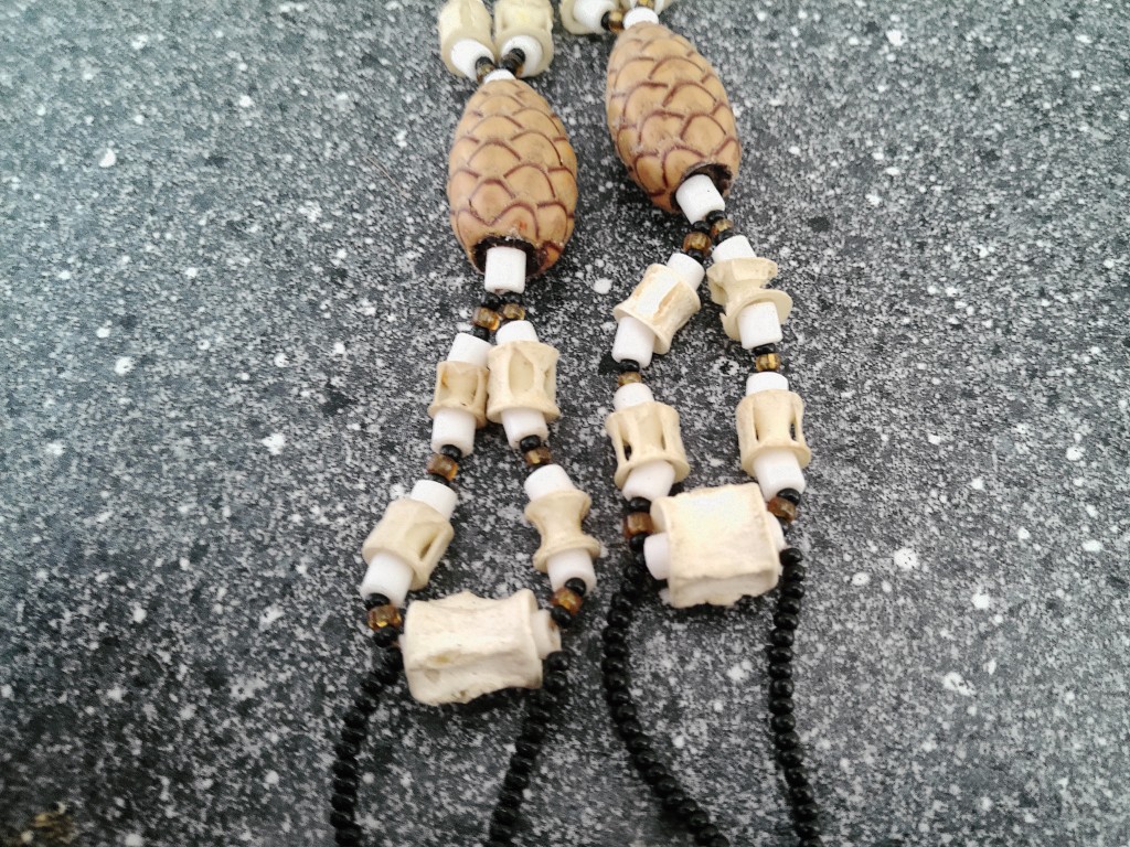 Afrikaanse amulet ketting met dennenappels en bot 34cm - Afbeelding 12
