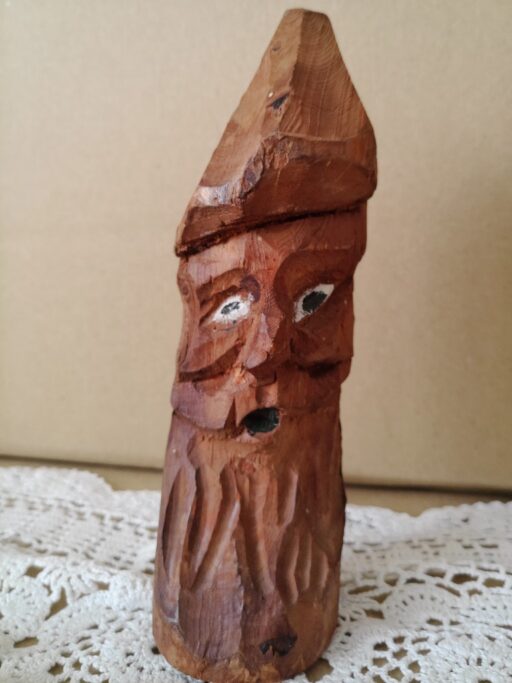 Houten beeldje met puntmuts 15cm volkskunst