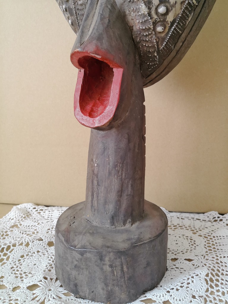 Luba masker beeld met kraanvogel en koperbeslag 52cm D.R. Congo - Afbeelding 3