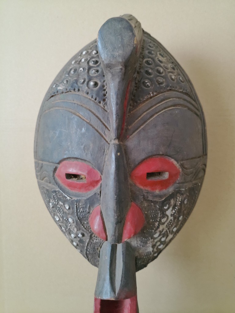Luba masker beeld met kraanvogel en koperbeslag 52cm D.R. Congo - Afbeelding 5