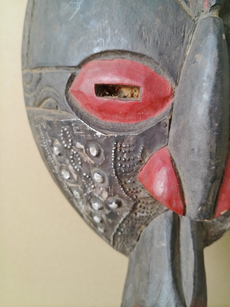 Luba masker beeld met kraanvogel en koperbeslag 52cm D.R. Congo - Afbeelding 7