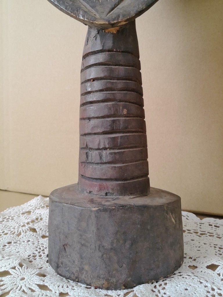 Luba masker beeld met kraanvogel en koperbeslag 52cm D.R. Congo - Afbeelding 21