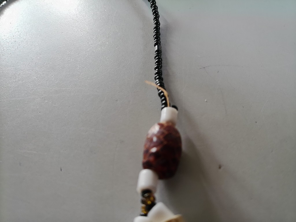 Afrikaanse amulet ketting met dennenappels en bot 34cm - Afbeelding 15