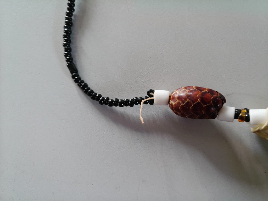 Afrikaanse amulet ketting met dennenappels en bot 34cm - Afbeelding 16