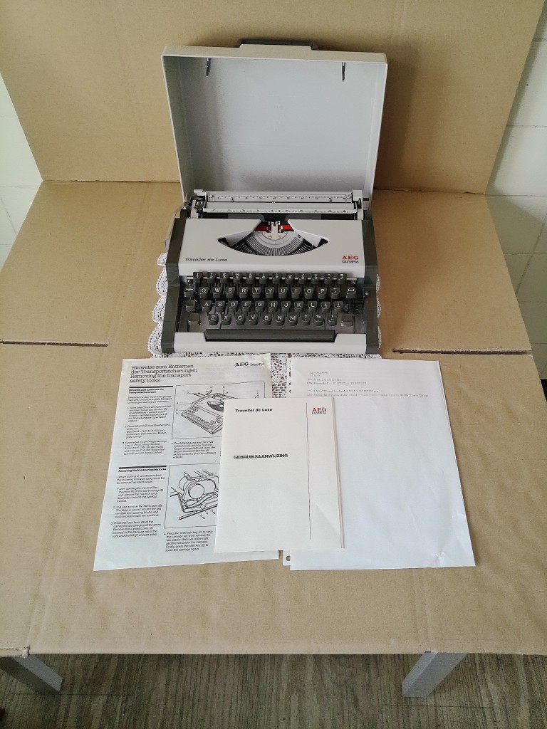 Vintage typemachine AEG OLYMPIA Traveller De Luxe