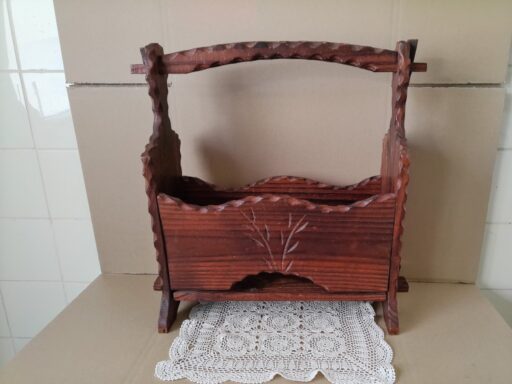 Antieke of vintage houten krantenbak volkskunst