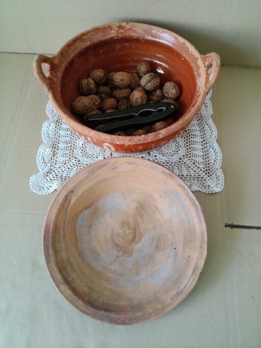 Alternative view of Vintage terracotta schaal notenschaal met noten en notenkraker