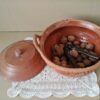 Vintage terracotta schaal notenschaal met noten en notenkraker