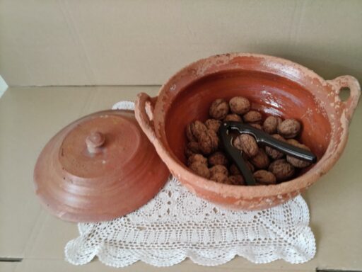 Vintage terracotta schaal notenschaal met noten en notenkraker