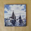 Vintage Delfts blauw gekleurde tegel met schepen en molens