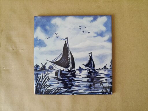 Vintage Delfts blauw gekleurde tegel met schepen en molens
