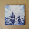 Vintage Delfts blauw gekleurde tegel met schepen en molens 11x11cm