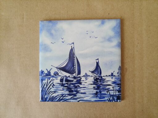 Vintage Delfts blauw gekleurde tegel met schepen en molens 11x11cm