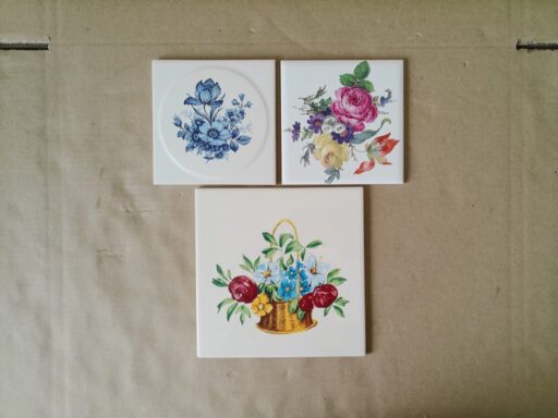 Vintage tegels met bloemen 19 euro per stuk o.a. Mosa