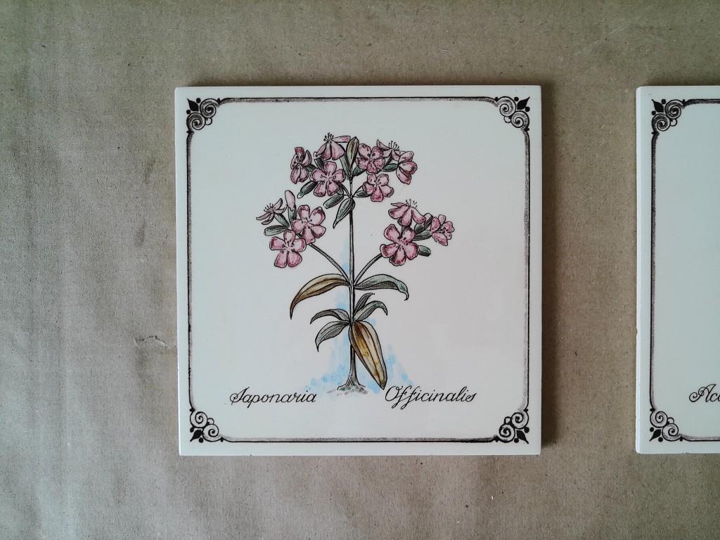 Vintage tegels met bloemen 19 euro per stuk - Afbeelding 2